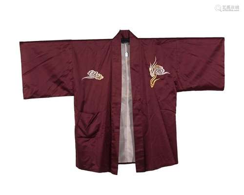 Kimono d'homme en soie bordeaux brodée Japon XXe.