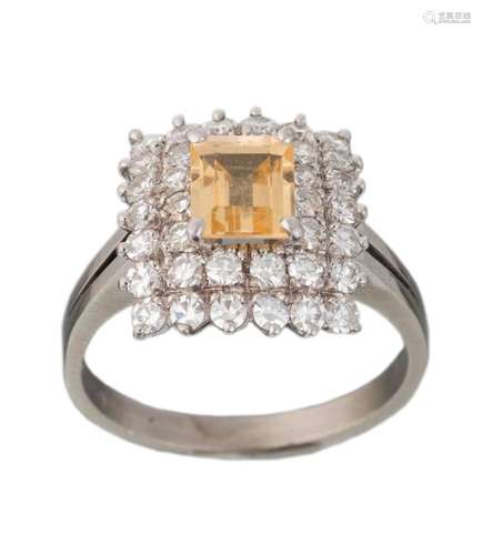 Bague en or gris .750 avec une tourmaline beige et diamants