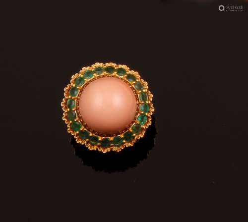 Coral and emerald ring. Signed Mario Buccellati