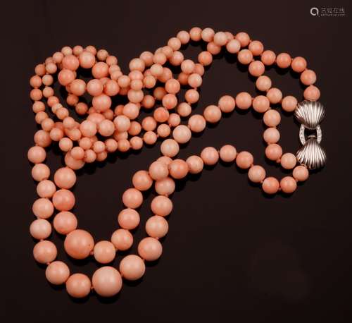 Graduated coral beads necklace