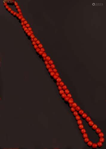 Graduated coral beads necklace with gold and enamel clasp