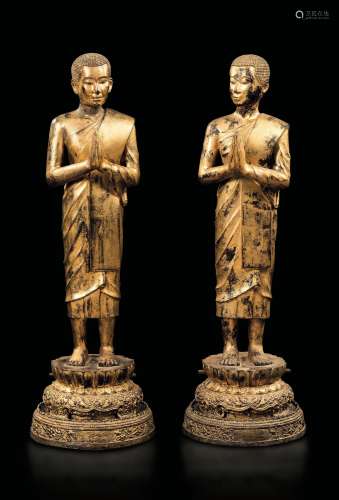 A pair of gilt bronze sculptures depicting monks, Thailandia, 1880 ca.