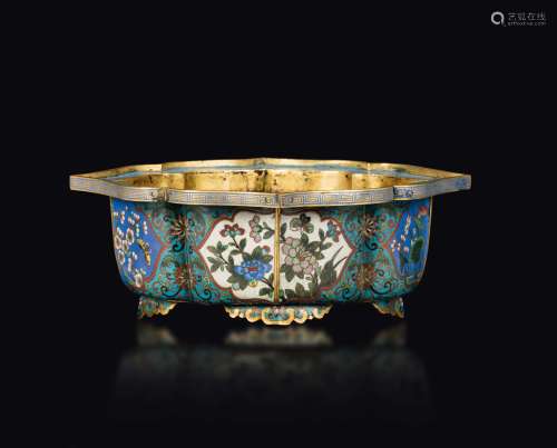 A cloisonné enamel flower pot with lotus flower and plum flower decors, China, Qing Dynasty, Jiaqing period (1796-1820)