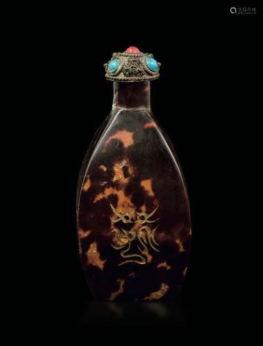 A tortoise shell snuff bottle with semiprecious stone inlays on the stopper, China, Qing Dynasty, Guangxu Period (1875-1908)