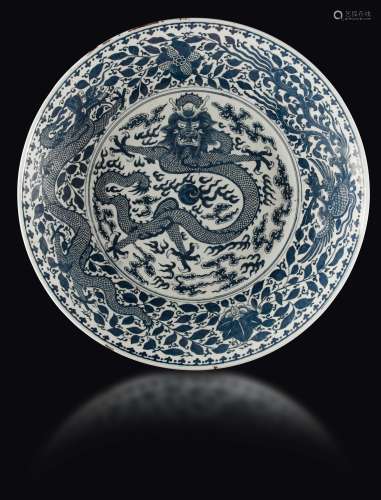 A blue and white porcelain plate with a decor of dragons, China, Qing Dinasty, Guangxu period (1875-1908)