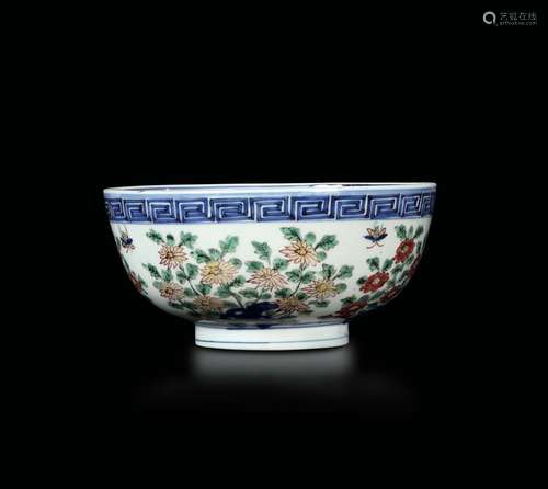 A polychrome enamelled porcelain bowl with a floral decor and a dragon and phoenix inside, China, Ming Dynasty, Wanli Period (1573-1619)