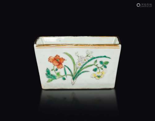 A polychrome glazed porcelain jardinière with floral motives, golden profiles and inscription, China, Qing Dynasty, 19th century