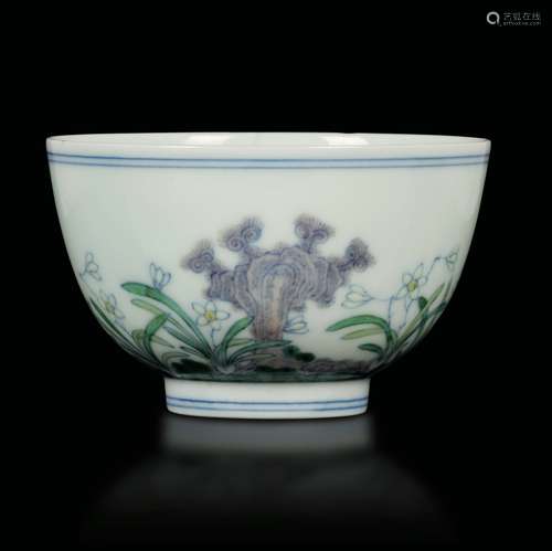 A small doucai porcelain bowl with a floral decor, China, Qing Dynasty, Kangxi period (1662-1722)