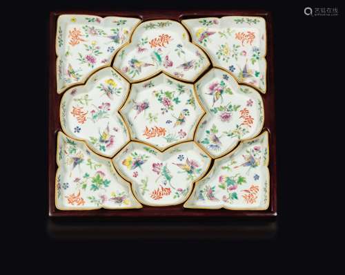 A polychrome glazed porcelain food container with a floral decor and golden profiles, China, late 19th-early 20th century