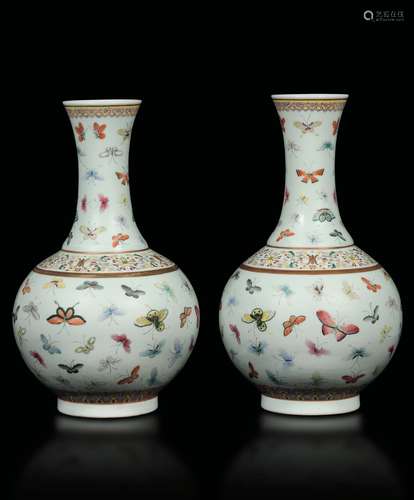 A pair of Pink Family porcelain bottle-shaped vases with a butterfly decor, China, Qing Dynasty, Guangxu period (1875-1908)