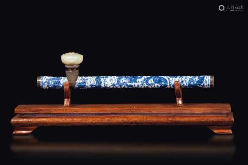 A blue and white porcelain opium pipe with a decor of dragons, China, Qing Dynasty, Jiaqing period (1796-1820)