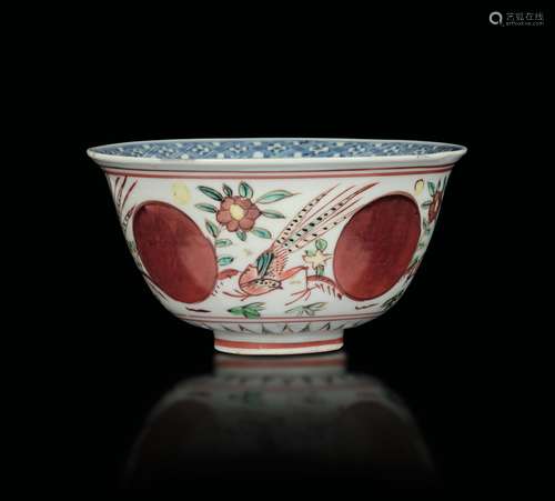 A polychrome enamelled porcelain bowl with figures of pheasants and floral decor, China, Ming Dynasty, 17th century