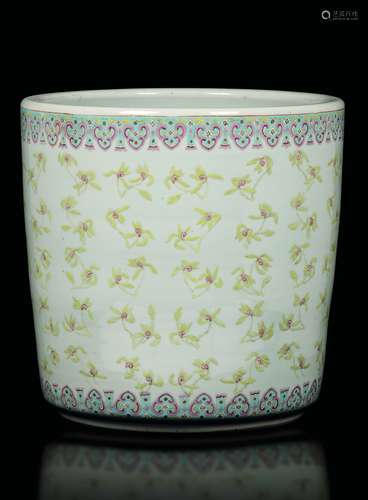 A polychrome glazed porcelain cachepot with a green leaf decor, Qing Dynasty, 19th century