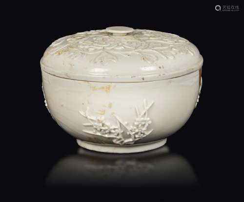 A Blanc de Chine porcelain box with a lid and a plum flower decor, Dehua, China, Qing Dynasty, late 17th century