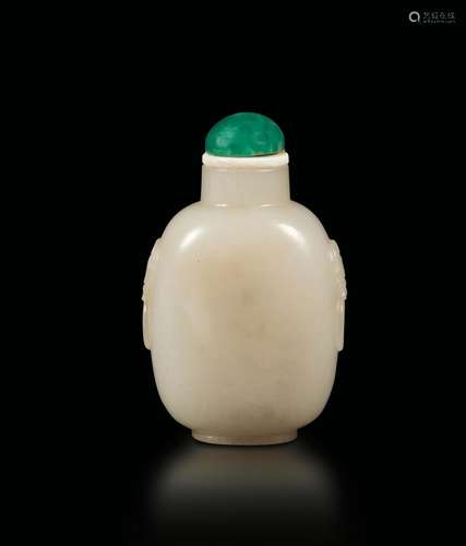 A white jade snuff bottle with a malachite lid, China, Qing Dynasty, 19th century