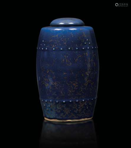 A blue porcelain vase with lid with a gold naturalistic decor, China, Qing Dynasty, Guangxu period (1875-1908)
