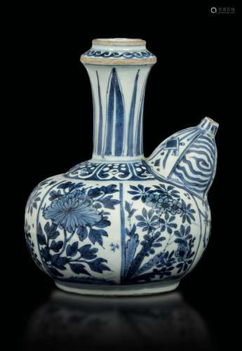 A blue and white porcelain pitcher with a floral decor, China, Ming Dynasty, Wanli period (1573-1619)