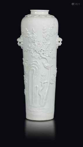 A Blanc de Chine Dehua porcelain vase with a naturalistic decor, China, Qing Dynasty, 18th century