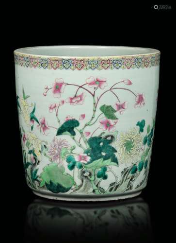 A Pink Family porcelain cachepot with a floral decor on a white backdrop, China, Qing Dynasty, Guangxu Period (1875-1912)