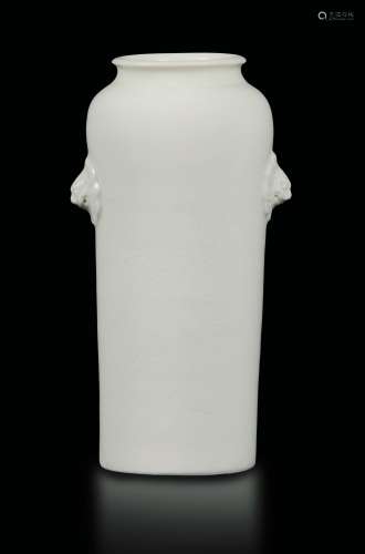 A Blanc de Chine porcelain vase with handles and floral decor, China, Qing Dynasty, Kangxi period (1662-1722)
