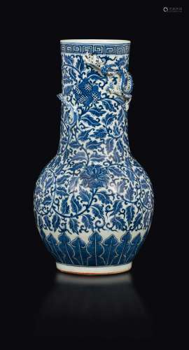 A blue and white porcelain vase with a floral decor and a dragon figure, China, Qing Dynasty, 19th century