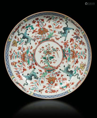 A Green Family or Wucai porcelain plate with a naturalistic decor of tigers, China, Qing Dynasty, Kangxi period (1662-1722)