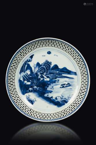 A blue and white porcelain vase depicting a fluvial landscape, China, Qing Dynasty, Qianlong period (1736-1796)