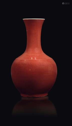 A bottle-shaped vase in oxblood porcelain, China, Qing Dynasty, Guangxu Period (1875-1908)