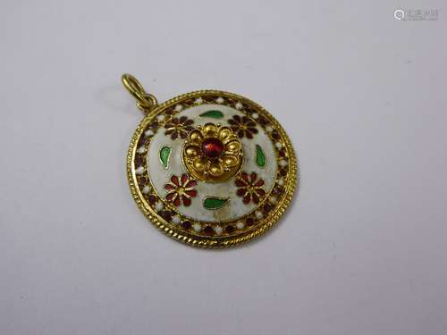 An 750 Stamped Yellow Gold Enamel Disk Pendant, approx 27mm, approx 6 gms, the enamel worked as red carnations.