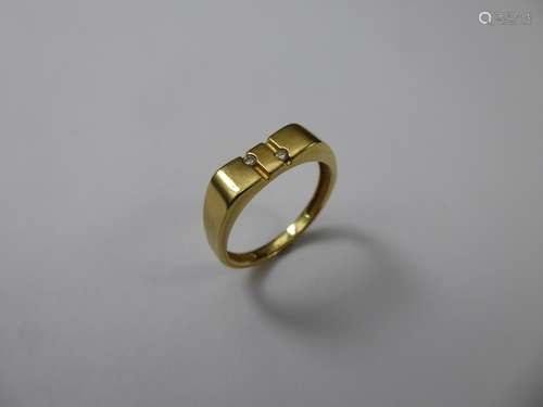 An 18ct Yellow Gold Diamond Ring, size O, approx  3.3 gms.