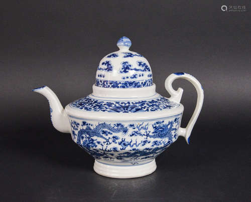 CHINESE BLUE AND WHITE PORCELAIN TEA POT