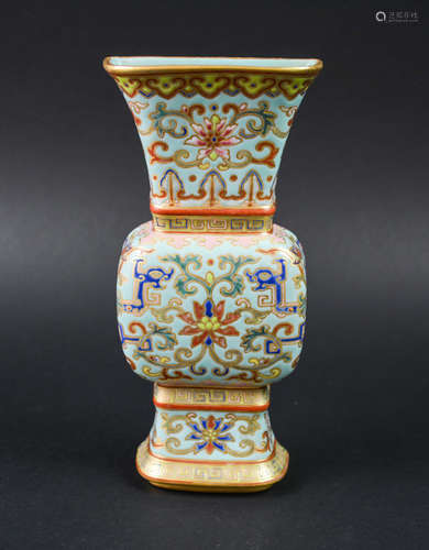 CHINESE FAMILLE ROSE PORCELAIN VASE