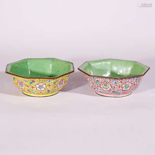 CHINESE FAMILLE ROSE PORCELAIN BOWLS, PAIR