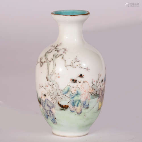 CHINESE FAMILLE ROSE PORCELAIN VASE