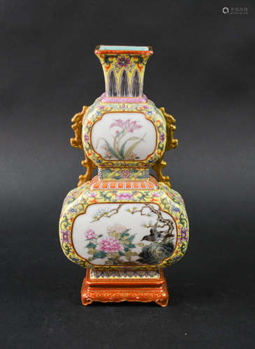 CHINESE FAMILLE ROSE PORCELAIN VASE