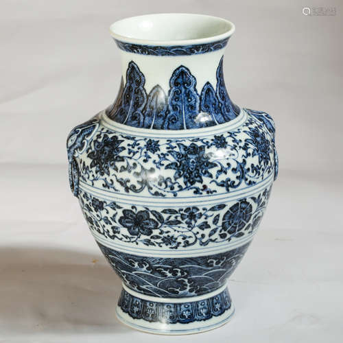 CHINESE BLUE AND WHITE PORCELAIN VASE