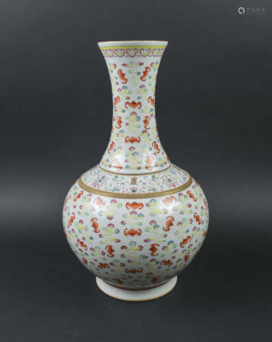 CHINESE FAMILLE ROSE PORCELAIN VASE