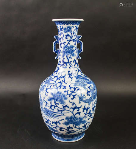 CHINESE BLUE AND WHITE PORCELAIN VASE