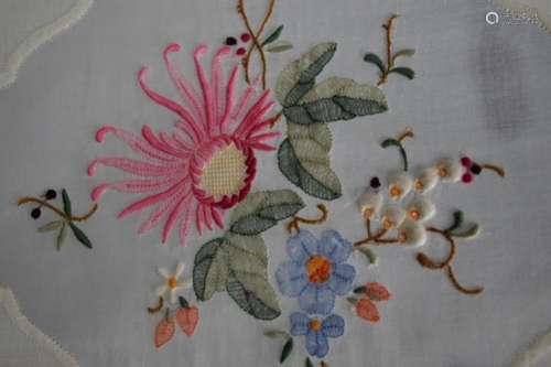 VINTAGE FLORAL EMBROIDERY TABLECLOTH & 12 NAPKINS