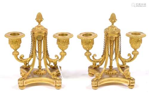 PAIRE DE CANDELABRES DE STYLE LOUIS XVI