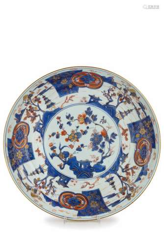 GRANDE PIATTO CONCAVO IN PORCELLANA IMARI, CINA, EPOCA KANGXI (1662-1722)