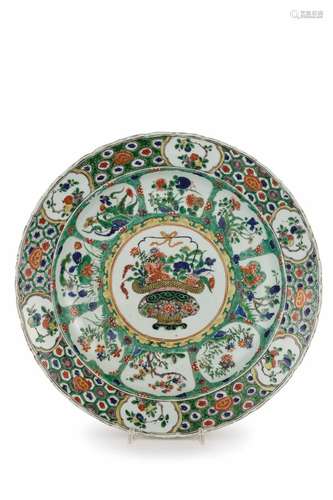 GRANDE PIATTO IN PORCELLANA FAMIGLIA VERDE, CINA, EPOCA KANGXI (1662-1722)