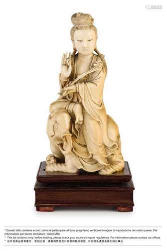 **FIGURA IN AVORIO DI GUANYIN SEDUTA SU ELEFANTE, CINA, XIX SECOLO