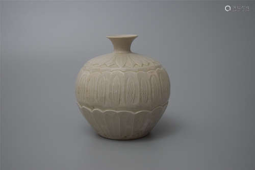 CHINESE PORCELAIN DINGYAO KILN ENGRAVED FLOWER JAR SONG DYNASTY