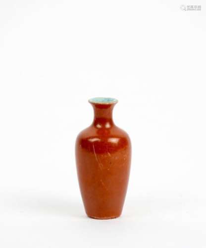 Petit vase Porcelaine à glaçure corail Chine, XIX°...