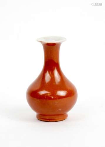 Petit vase Porcelaine à glaçure corail Chine, XIX°...