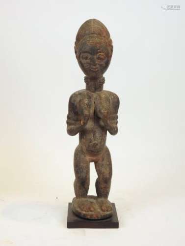 Statuette de jeune femme debout se tenant la poitr...