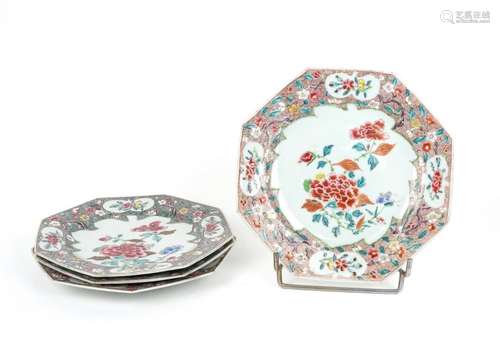 Suite de quatre assiettes octogonales Porcelaine e...