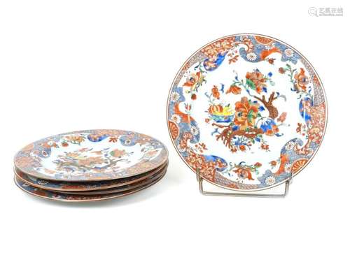 Suite de cinq assiettes Porcelaine à décor de fleu...