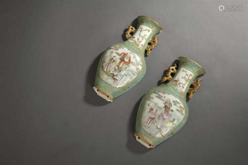 Deux vases d'applique en porcelaine polychrome Chi...